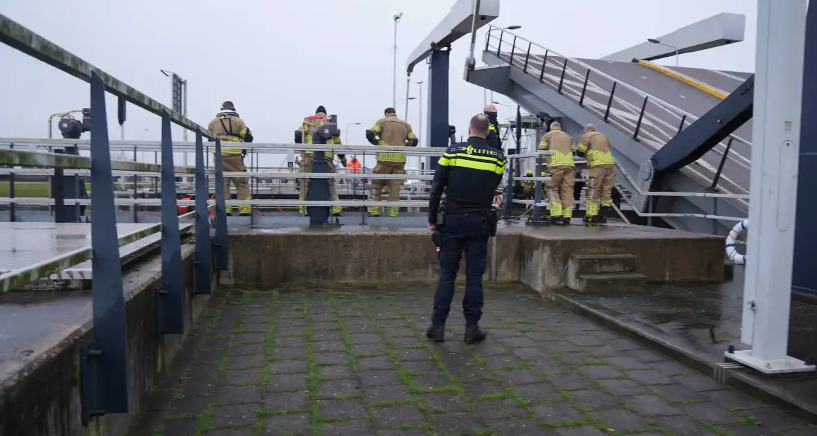 Brandweer redt slachtoffer uit voertuig - Foto 2