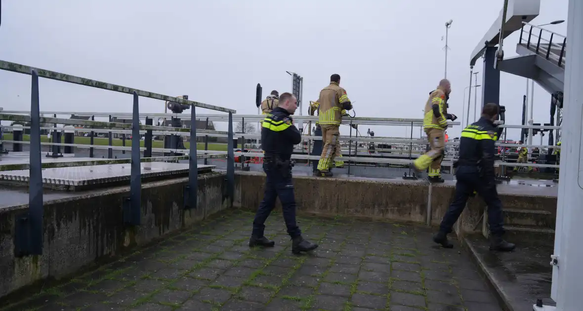 Brandweer redt slachtoffer uit voertuig - Foto 3
