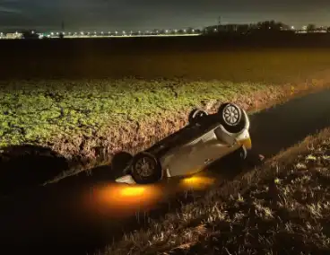 Voertuig op de kop in sloot na ongeval