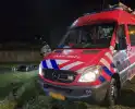 Auto belandt in water, brandweer doorzoekt water