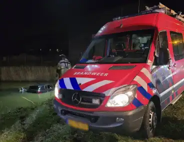 Auto belandt in water, brandweer doorzoekt water