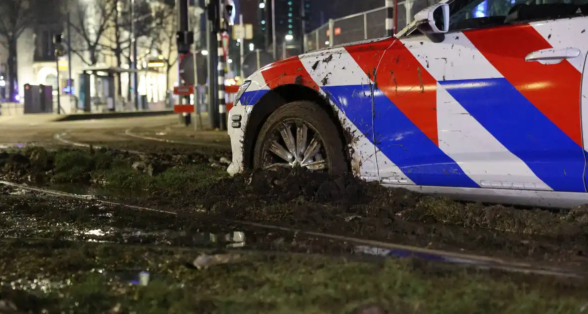 Snelle Audi strandt opnieuw in de modder: déjà vu voor hulpdiensten