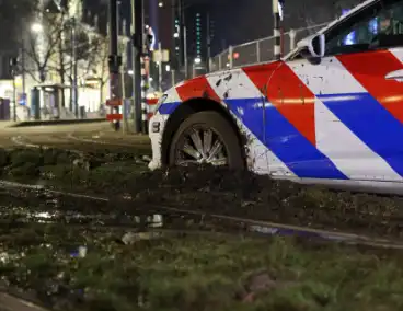 Snelle Audi strandt opnieuw in de modder: déjà vu voor hulpdiensten