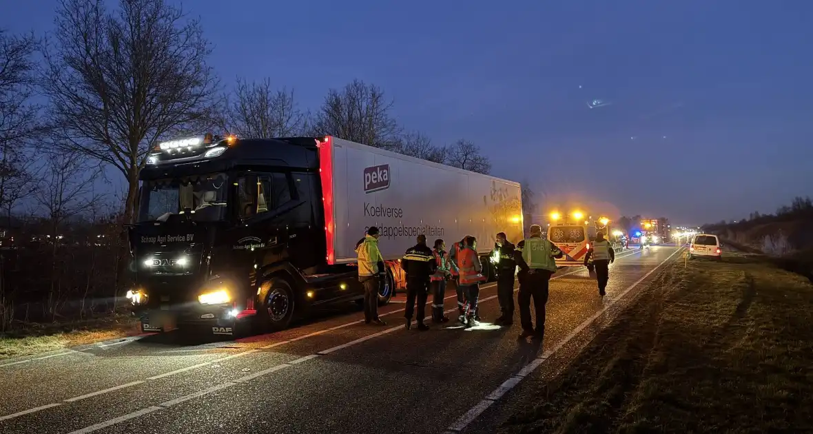 Vrachtwagen rijdt man aan, slachtoffer naar ziekenhuis
