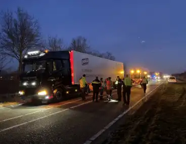 Vrachtwagen rijdt man aan, slachtoffer naar ziekenhuis