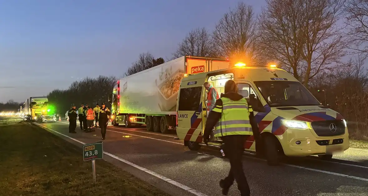 Vrachtwagen rijdt man aan, slachtoffer naar ziekenhuis - Foto 1