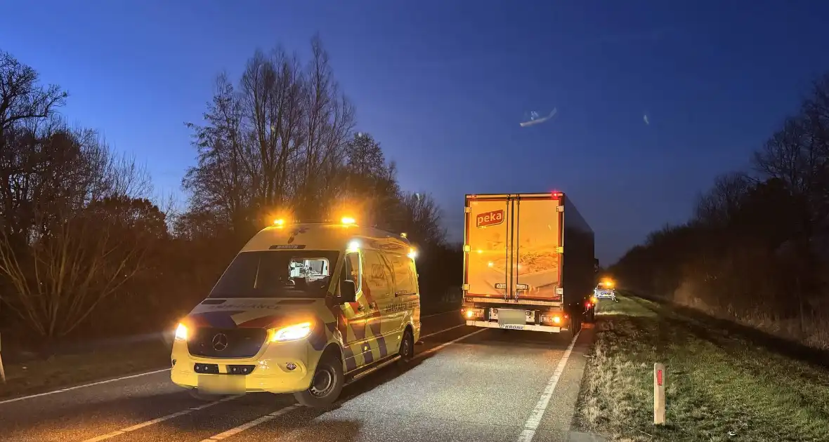 Vrachtwagen rijdt man aan, slachtoffer naar ziekenhuis - Foto 10