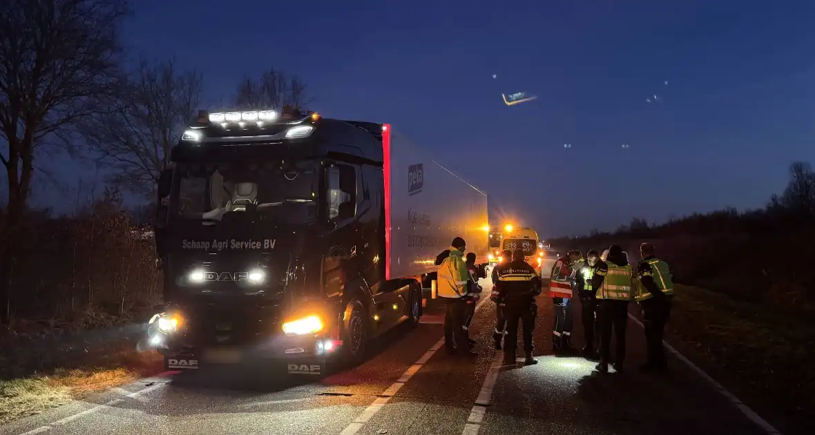 Vrachtwagen rijdt man aan, slachtoffer naar ziekenhuis - Foto 11