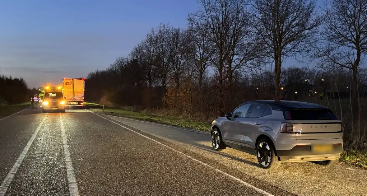 Vrachtwagen rijdt man aan, slachtoffer naar ziekenhuis - Foto 3