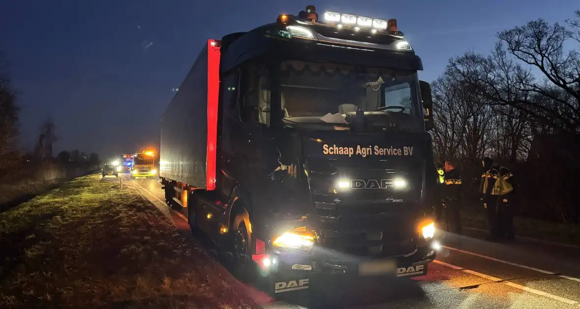 Vrachtwagen rijdt man aan, slachtoffer naar ziekenhuis - Foto 9