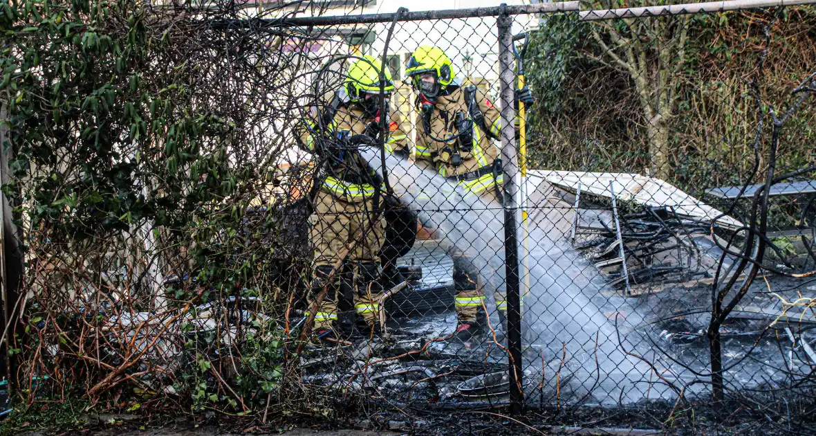 Brand verwoest schuurtje met ontploffende gasflessen