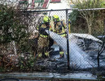 Brand verwoest schuurtje met ontploffende gasflessen