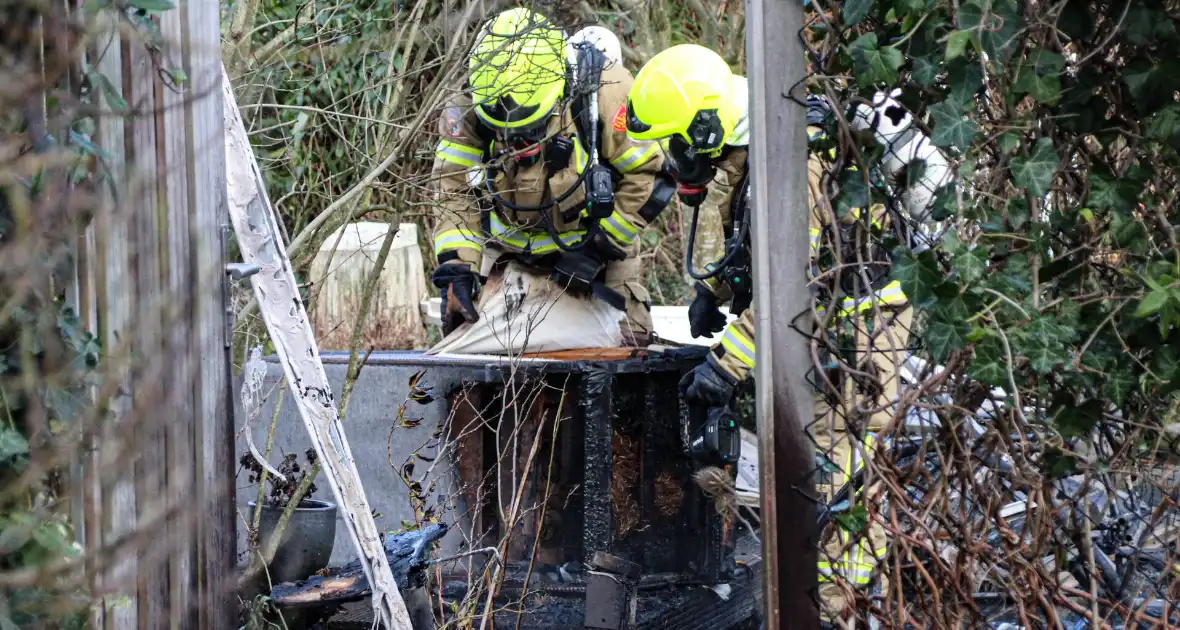 Brand verwoest schuurtje met ontploffende gasflessen - Foto 2