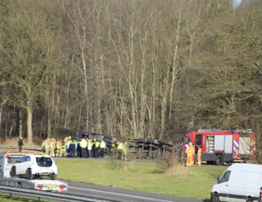 Vrachtwagenchauffeur ernstig gewond bij kanteling