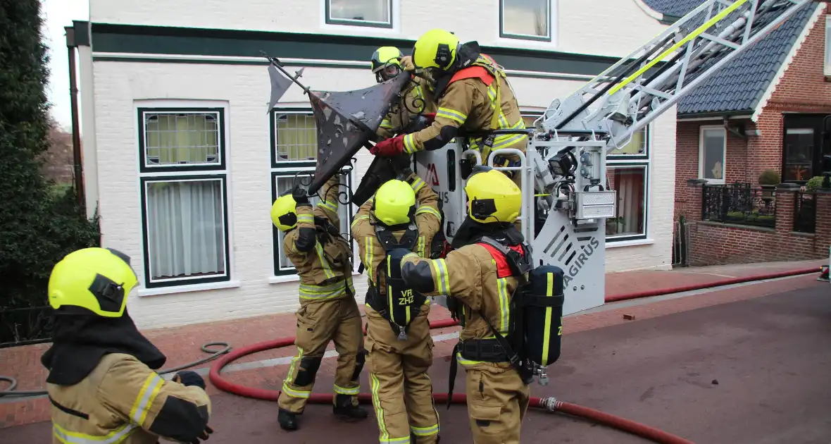 Brand in schoorsteen vraagt om grote inzet van brandweer