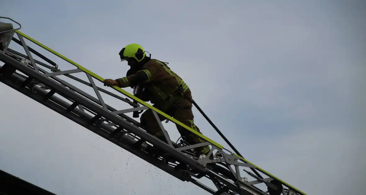 Brand in schoorsteen vraagt om grote inzet van brandweer - Foto 4