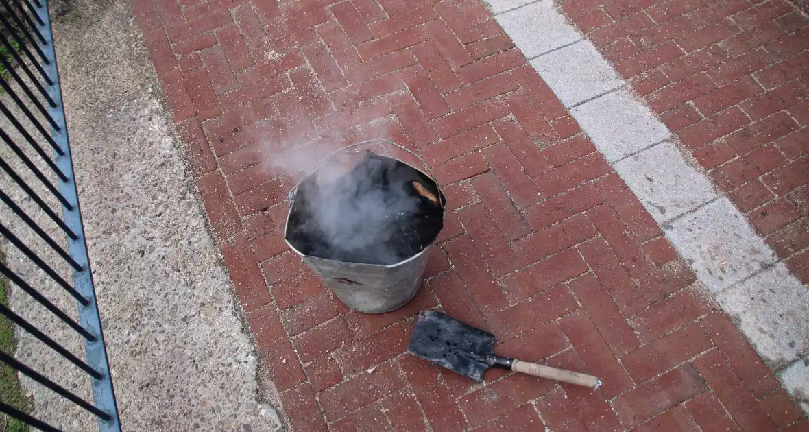 Brand in schoorsteen vraagt om grote inzet van brandweer - Foto 5