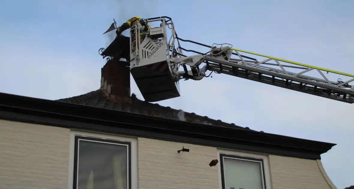 Brand in schoorsteen vraagt om grote inzet van brandweer - Foto 6