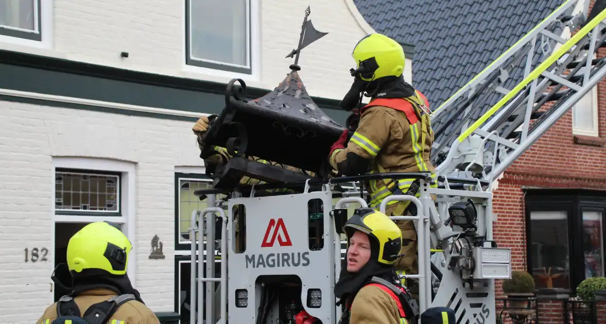 Brand in schoorsteen vraagt om grote inzet van brandweer - Foto 8