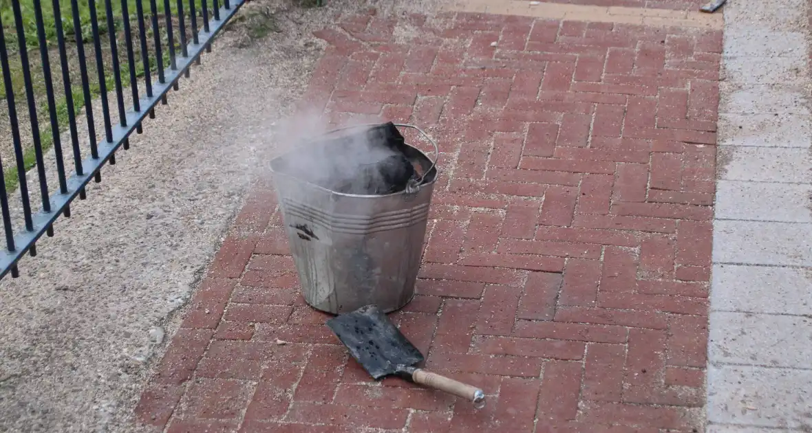 Brand in schoorsteen vraagt om grote inzet van brandweer - Foto 9