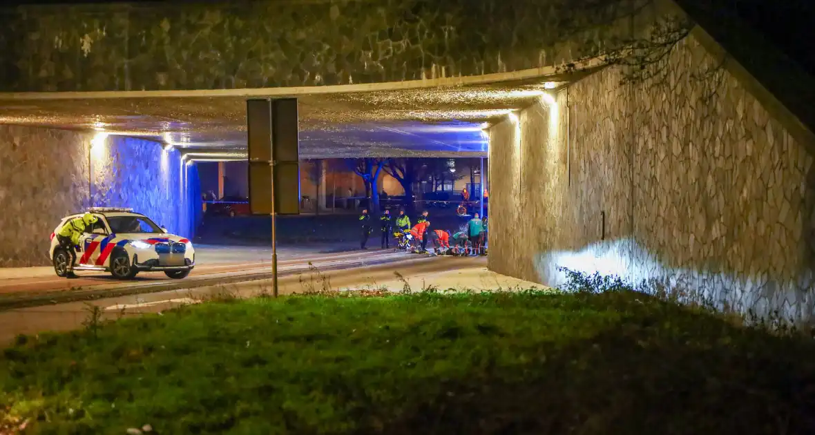 persoon gewond na val van viaduct - Foto 2