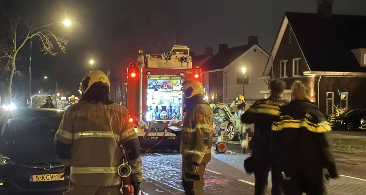 Brandweer blust voertuigbrand in Heeswijk-Dinther