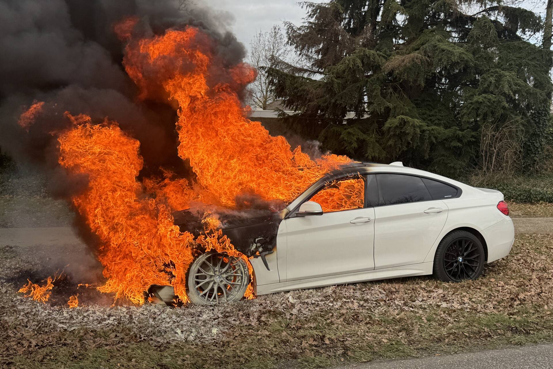 Autobrand leidt tot wegafsluiting