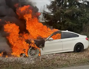 Autobrand leidt tot wegafsluiting