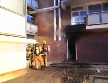 Uitslaande brand in appartement vergt grote brandweer inzet