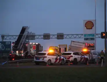 Vrachtwagen botst tegen tankstationbord