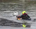 Brandweer probeert eend te redden uit het water
