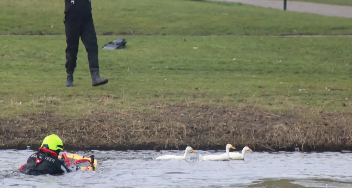 Brandweer probeert eend te redden uit het water - Foto 5