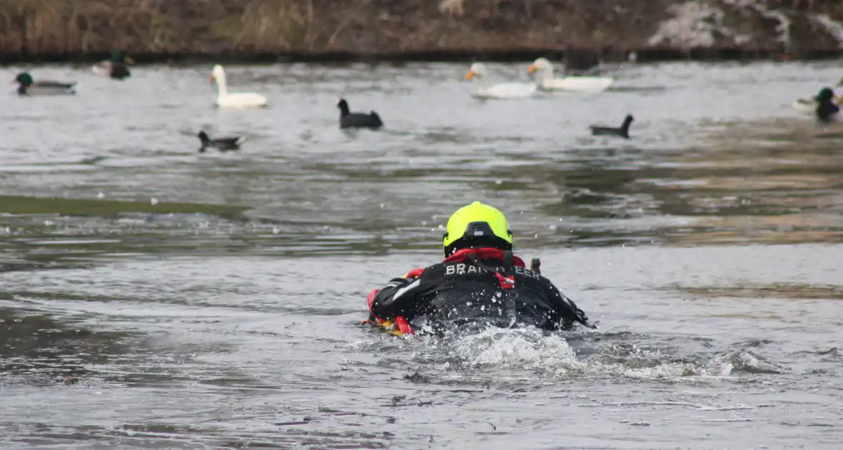 Brandweer probeert eend te redden uit het water - Foto 6
