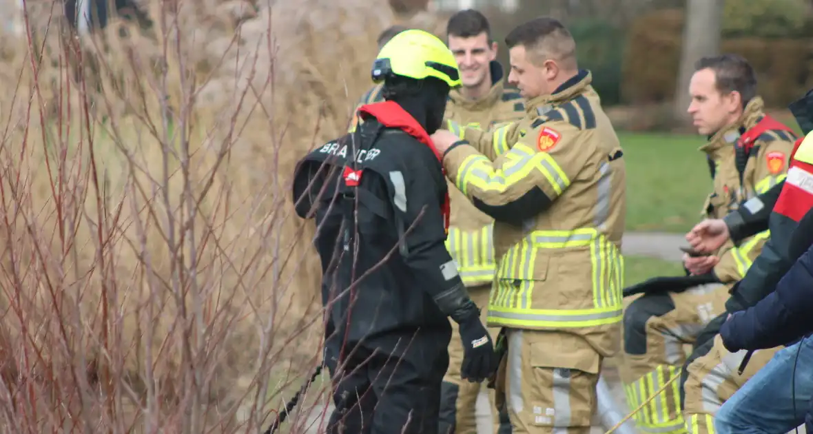 Brandweer probeert eend te redden uit het water - Foto 7