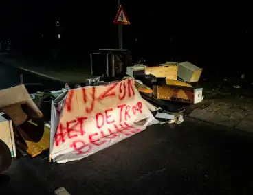 Bewoners blokkeren straat door afvaldump
