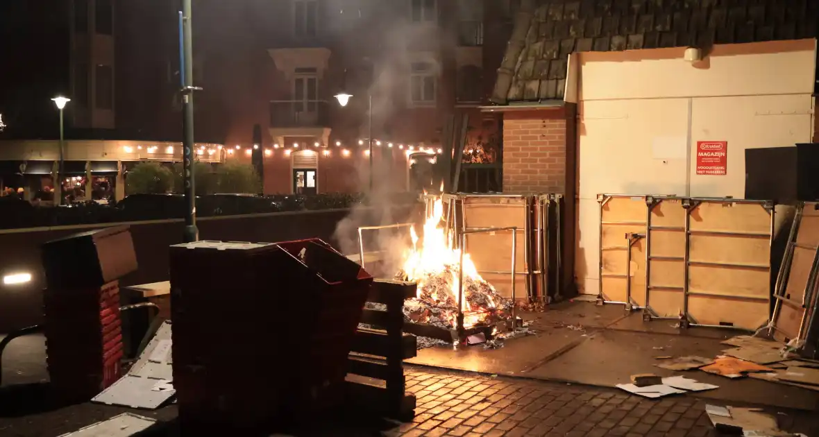 Containerbrand achter winkel snel geblust