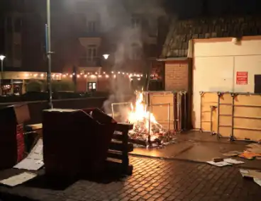 Containerbrand achter winkel snel geblust