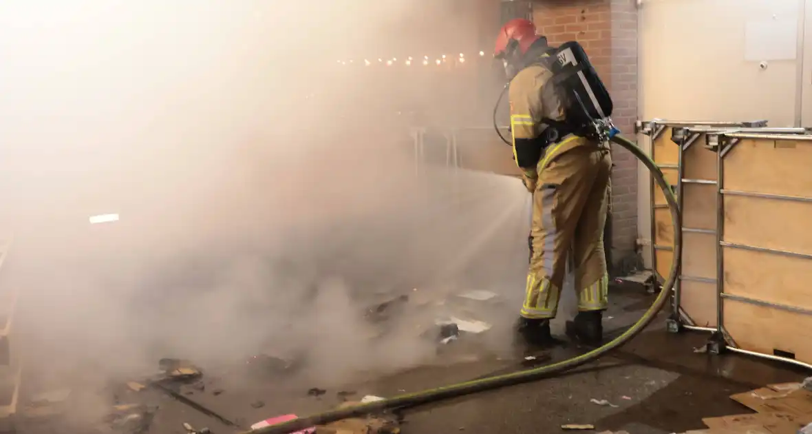 Containerbrand achter winkel snel geblust - Foto 10
