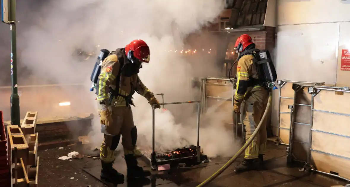 Containerbrand achter winkel snel geblust - Foto 11