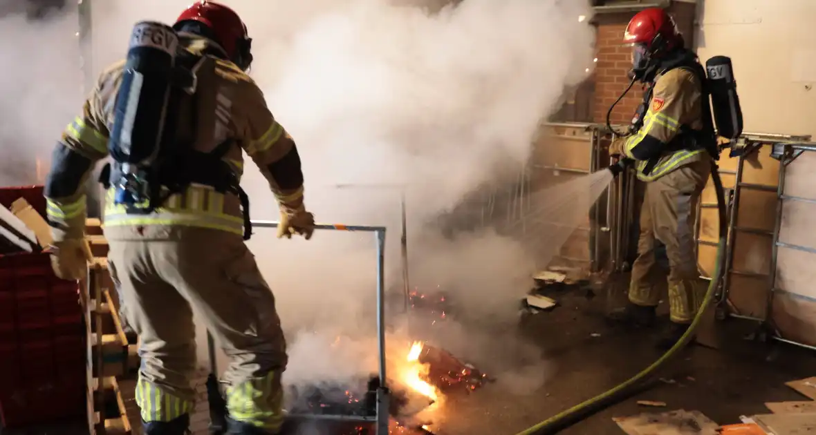 Containerbrand achter winkel snel geblust - Foto 12