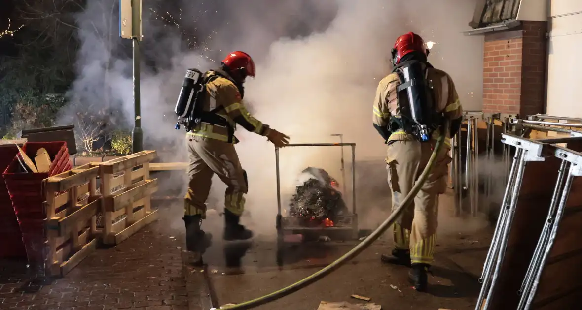 Containerbrand achter winkel snel geblust - Foto 13