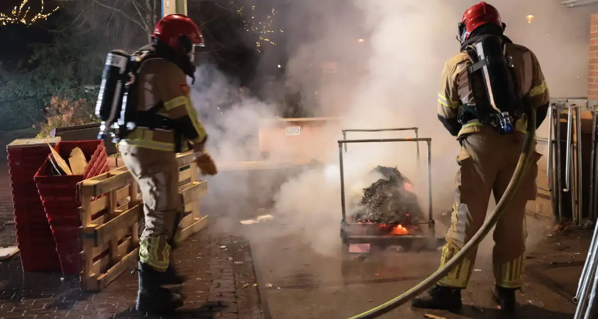 Containerbrand achter winkel snel geblust - Foto 14