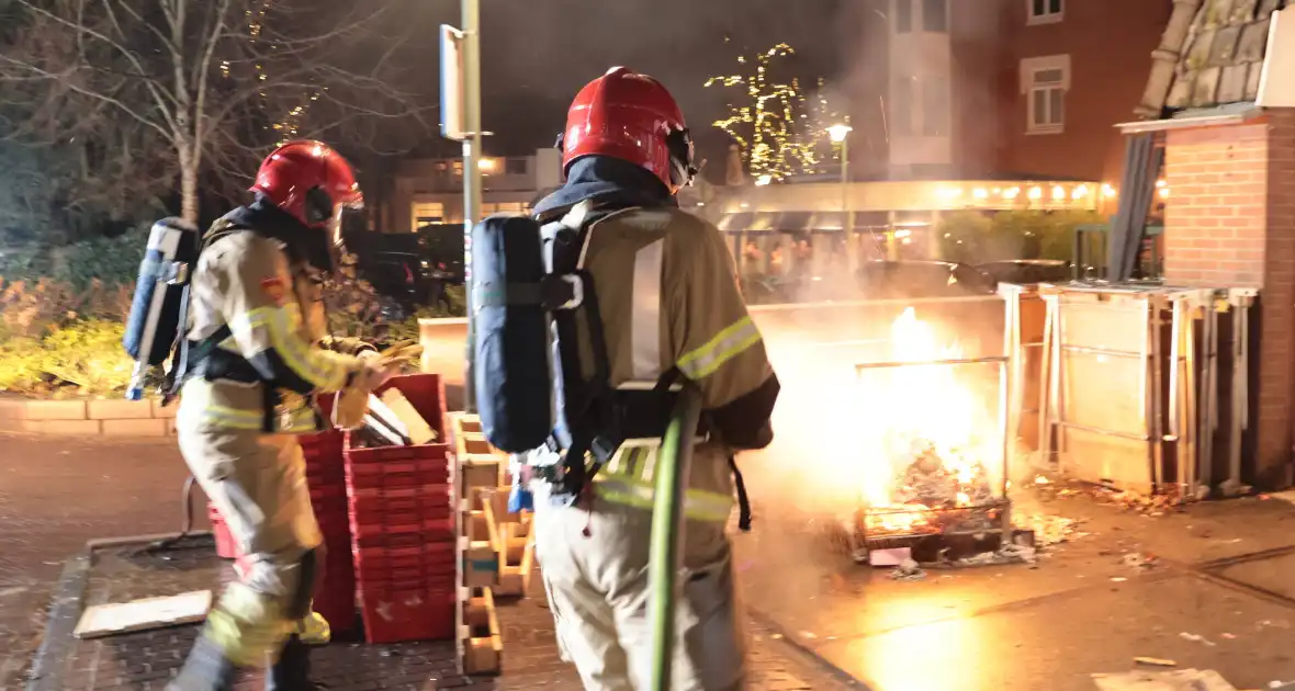 Containerbrand achter winkel snel geblust - Foto 16