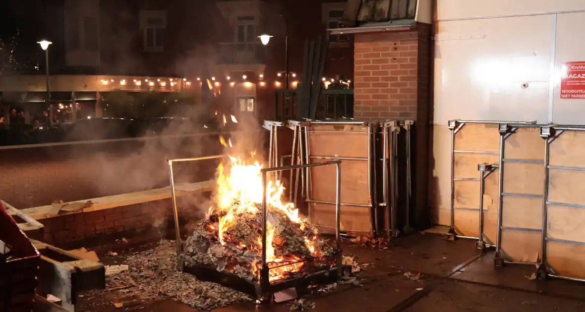 Containerbrand achter winkel snel geblust - Foto 17