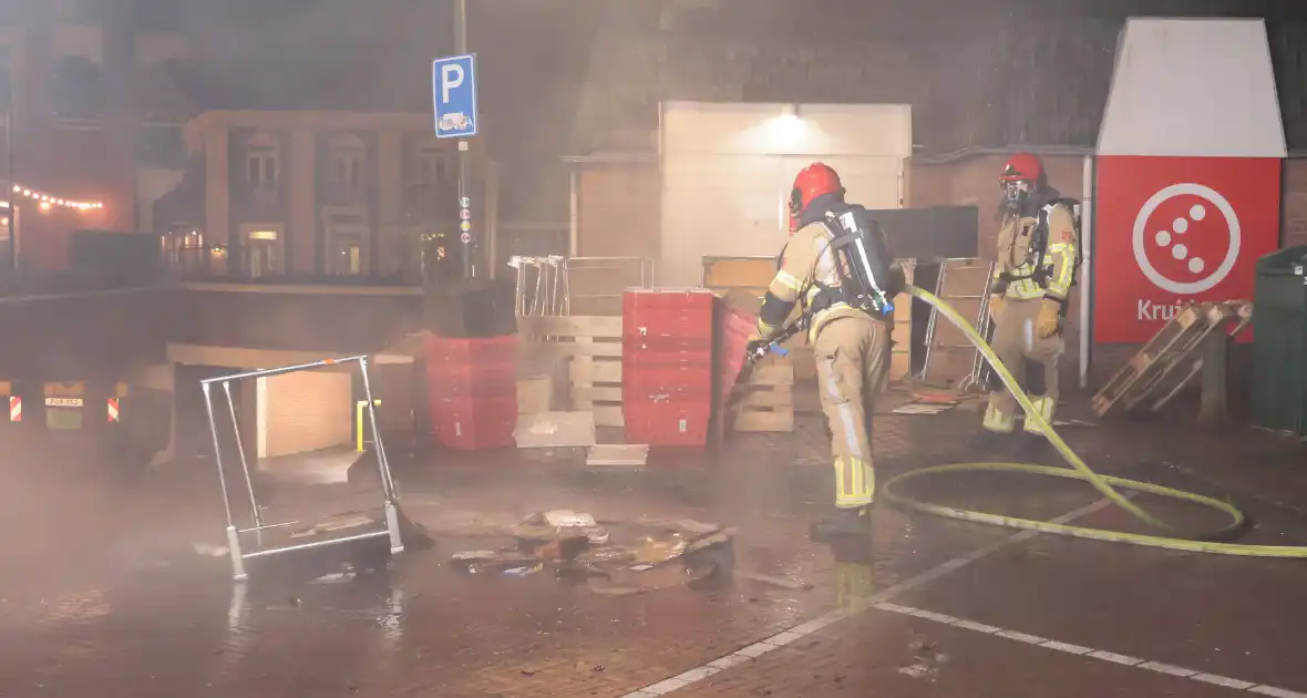 Containerbrand achter winkel snel geblust - Foto 5