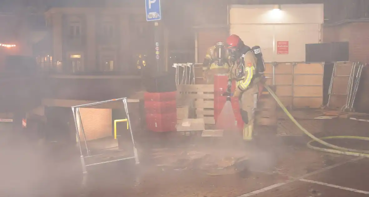 Containerbrand achter winkel snel geblust - Foto 6