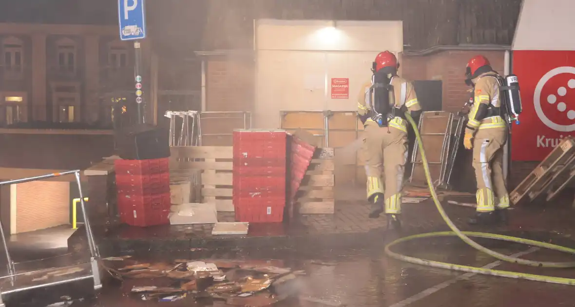 Containerbrand achter winkel snel geblust - Foto 7