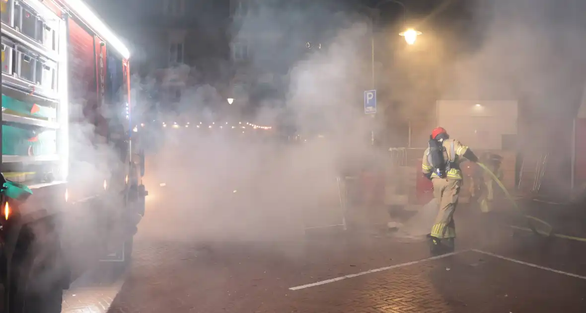 Containerbrand achter winkel snel geblust - Foto 8