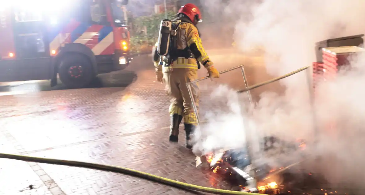 Containerbrand achter winkel snel geblust - Foto 9