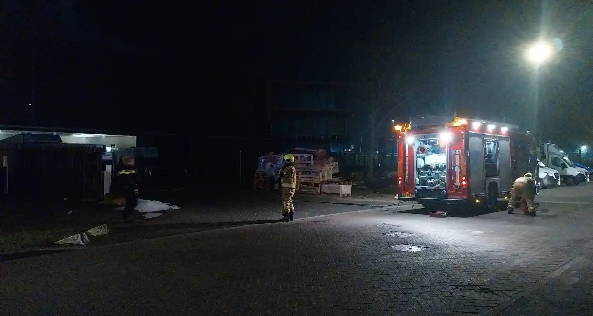 Brandweer bestrijdt zeer grote brand in bedrijfspand